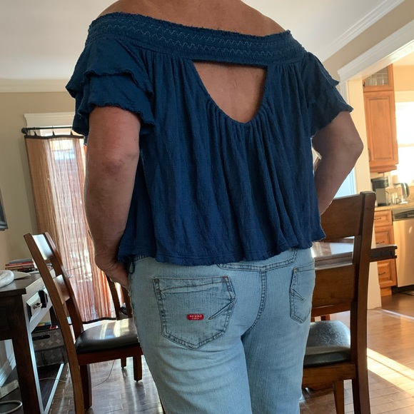 💥Free People deep blue off shoulder crop top fits like a large - Picture 5 of 7